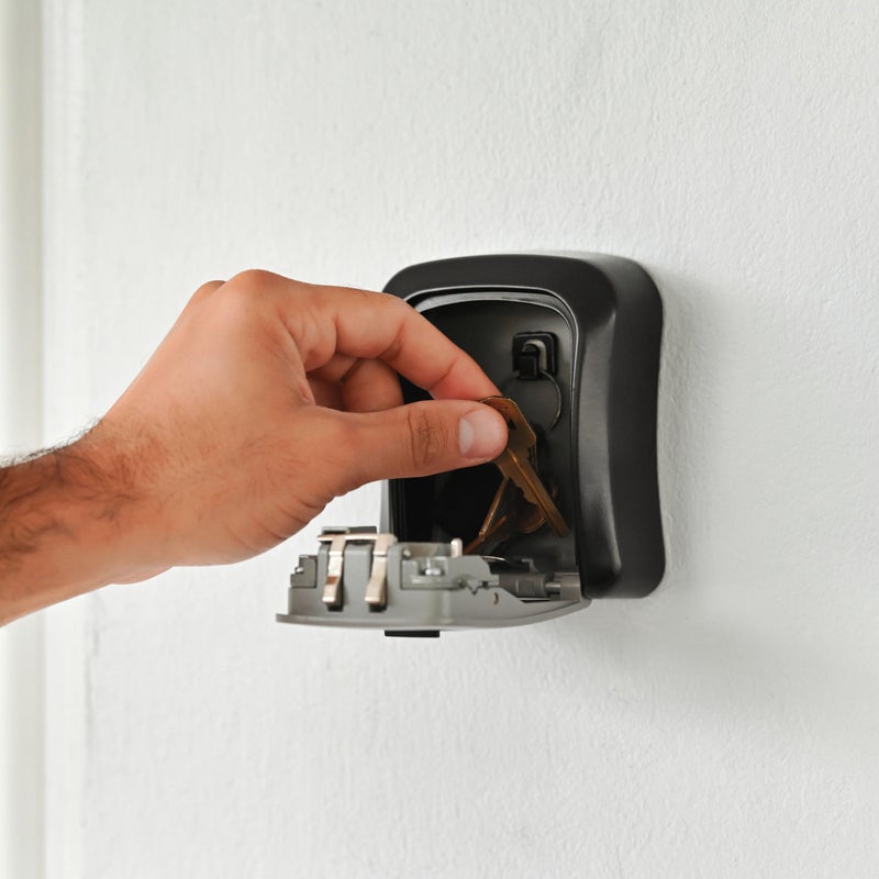 Iron Lock صندوق قفل المفاتيح Iron Lock® مثبت على الحائط - متوسط مقاوم للماء آمن معدني ثقيل مع تركيبة مكونة من 4 أرقام للوصول الخارجي، دخول المنزل، أمان المكتب، الإيجارات واستخدام Airbnb (رمادي، متوسط) - Image 4
